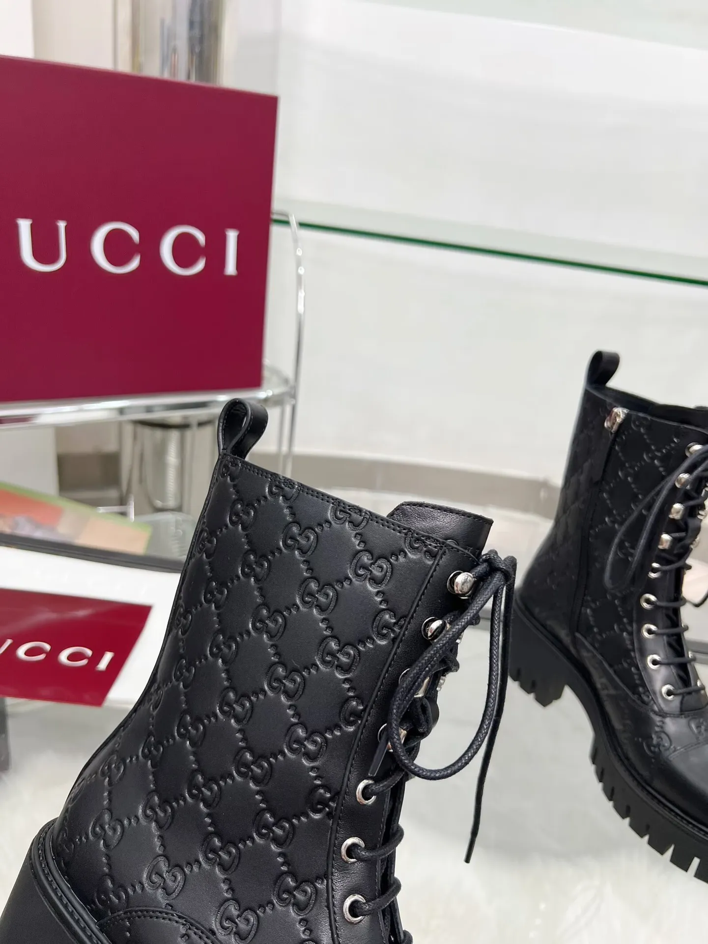 👟👟Ex-factory price 660👟👟 New version of Gucci GUCCI hot sale✅Ankle boots 🎉Very easy to match👍Specially showing retro British style, advanced 3D printing, front Gucci buckle decoration💎LOGO✅ Fabric: imported cowhide🐂 Inner/foot pads: cow lining Color: black green Size: 35-42 {2 heads need to be customized} Heel height: 5cm TPU outsole Packing: Comes with card and cloth bag.